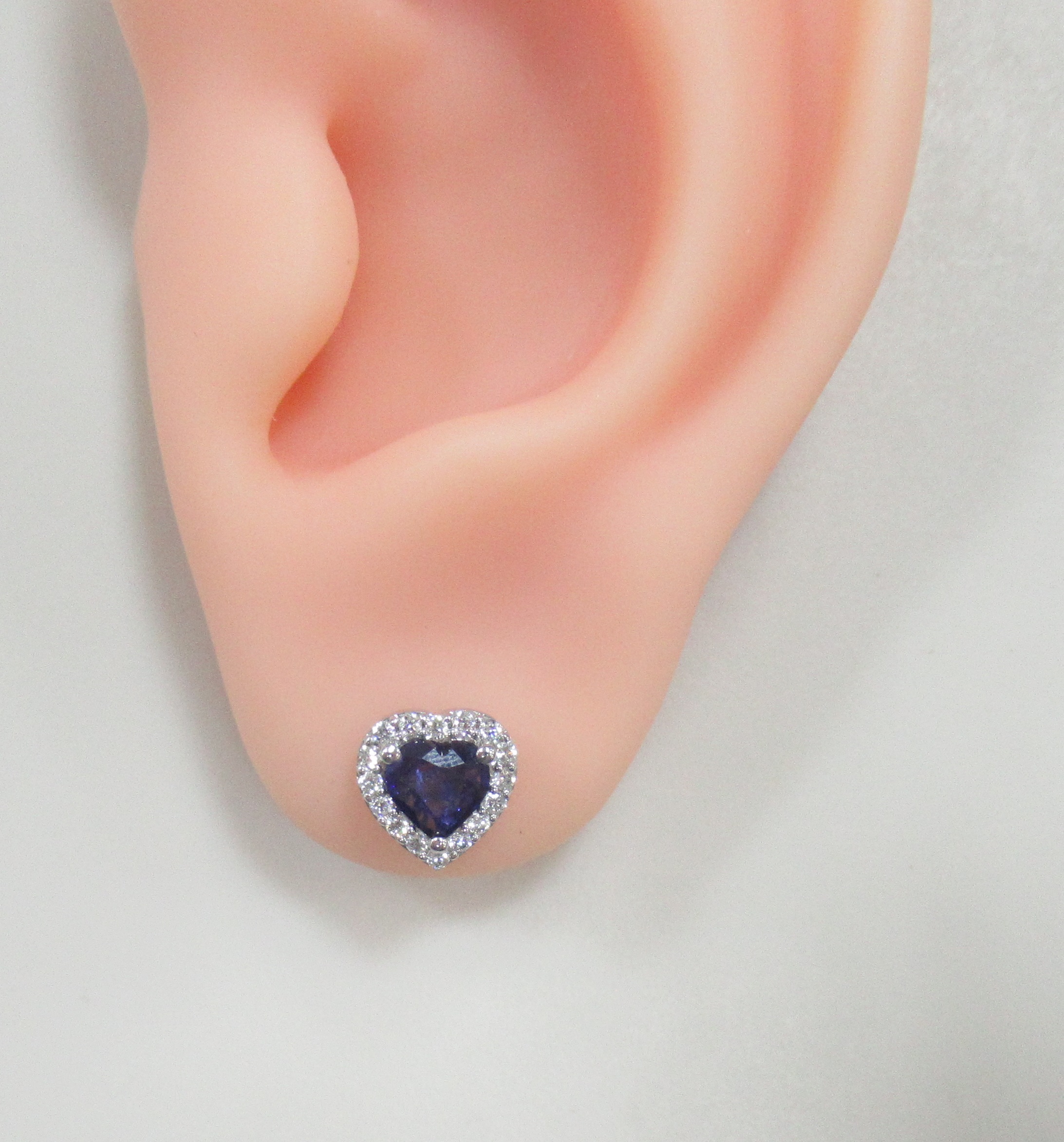 Серьги-пусеты из белого золота с сапфирами "Сердца"